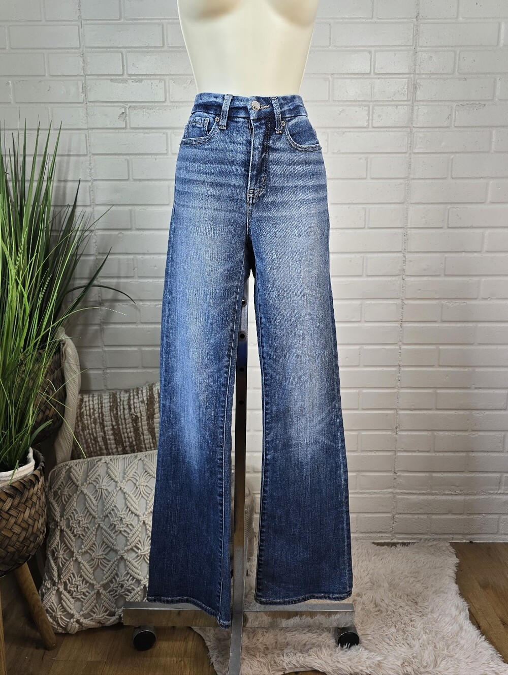 Buckle Black High Rise Bootcut Jeans in Medium Wash Size 24